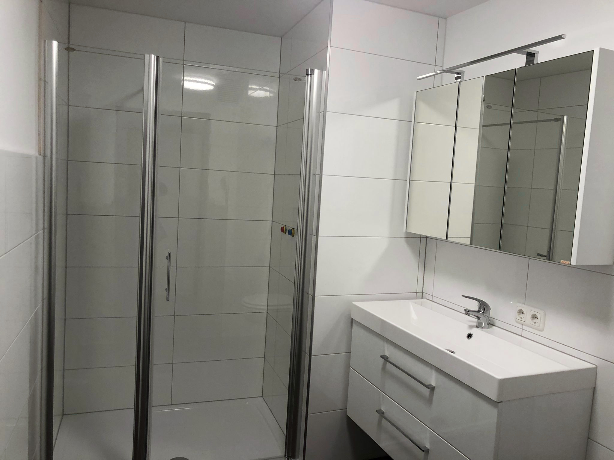 Helles Badezimmer mit Dusche