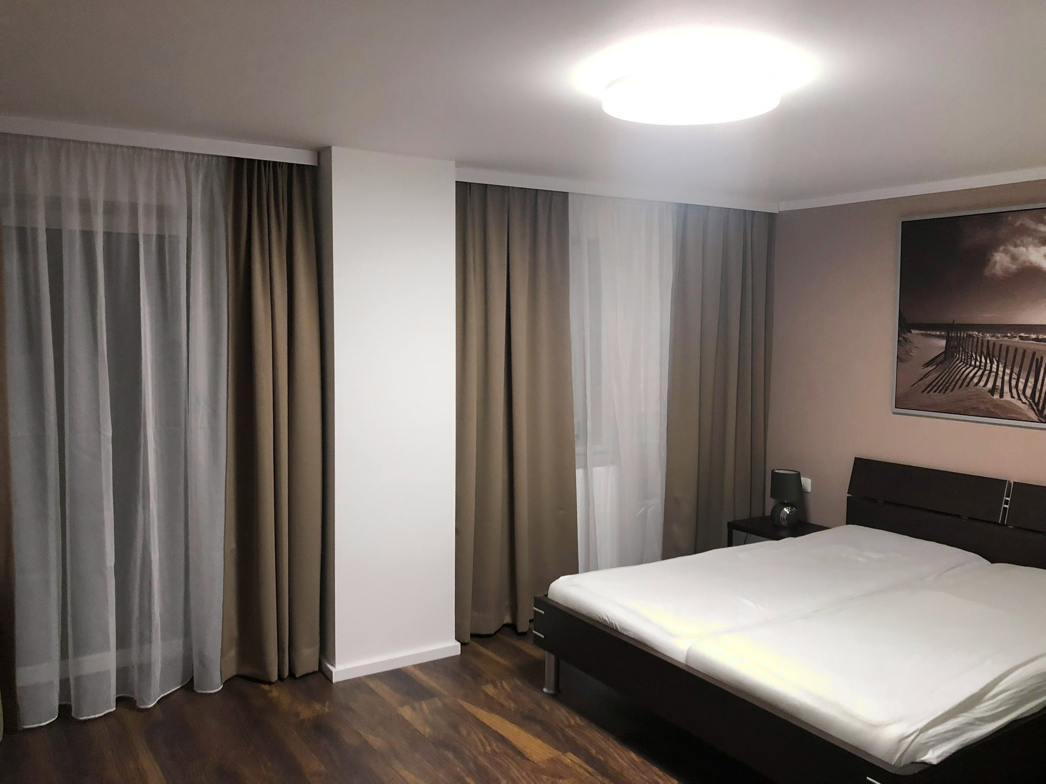 Großzügiges Doppelzimmer mit mehreren Fenstern