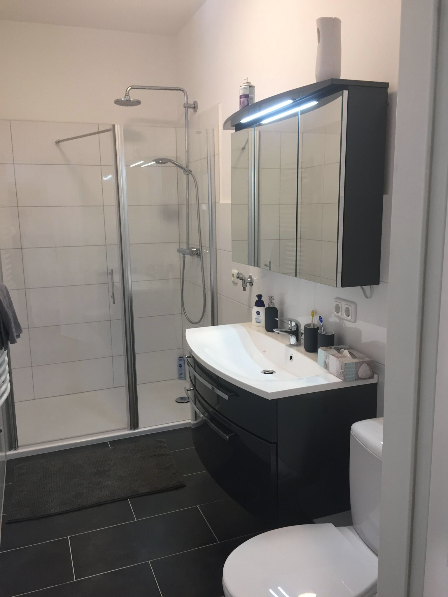 Badezimmer mit großer Dusche