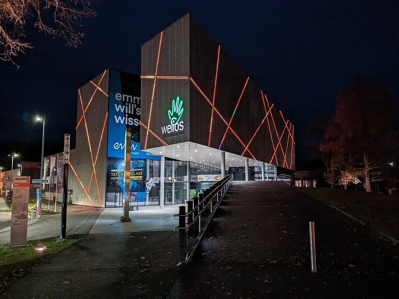 Beleuchtetes Welios Science Center in Wels